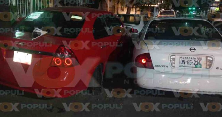 Conductor pierde el control y choca contra autos estacionados en Ciudad Victoria, Tamaulipas