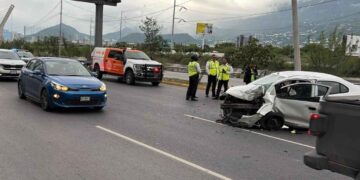 Paramédicos de Cruz Roja auxiliaron al conductor y lo trasladaron a un hospital cercano Conductor choca señalamiento San Pedro
