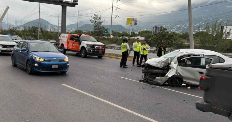 Paramédicos de Cruz Roja auxiliaron al conductor y lo trasladaron a un hospital cercano Conductor choca señalamiento San Pedro