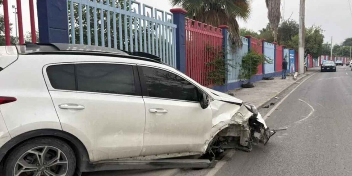 Conductora choca contra poste y barda en Monterrey, Nuevo León
