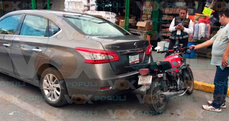 Conductora moto estacionada en Victoria