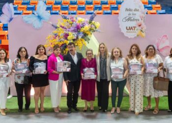 Dámaso Anaya reconoce la labor de las madres trabajadoras de la UAT