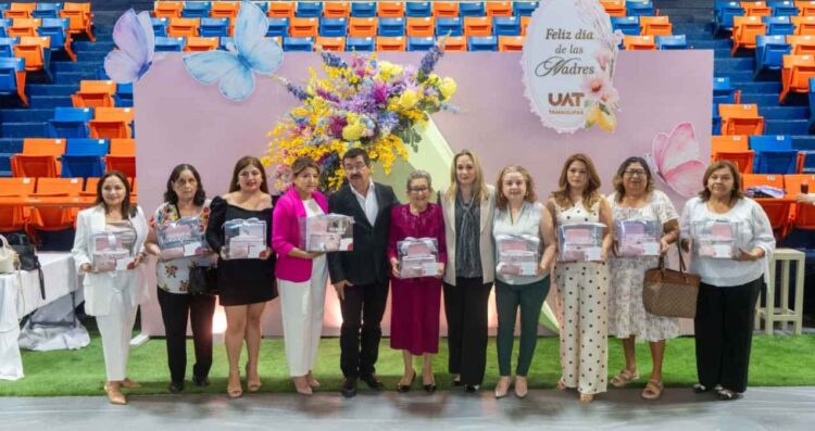Dámaso Anaya reconoce la labor de las madres trabajadoras de la UAT