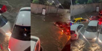 Difunden video del momento exacto en que varios vehículos son arrastrados en Monterrey tras las fuertes lluvias