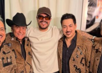 Eduin Caz canta con Los Tigres del Norte y se emociona