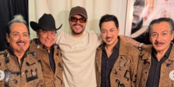 Eduin Caz canta con Los Tigres del Norte y se emociona