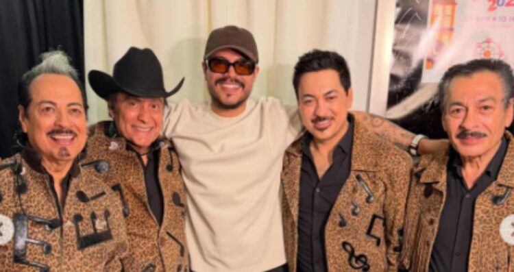 Eduin Caz canta con Los Tigres del Norte y se emociona