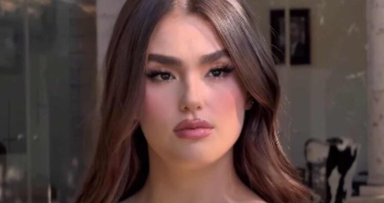 Emily Álvarez sorprende como modelo con elegante vestido en Jalisco