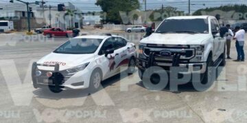 Estudiante en motocicleta resulta lesionado al chocar contra camioneta en Altamira, Tamaulipas