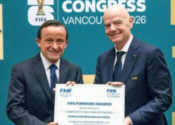 FMF recibe premio de FIFA por la nueva cancha híbrida del CAR