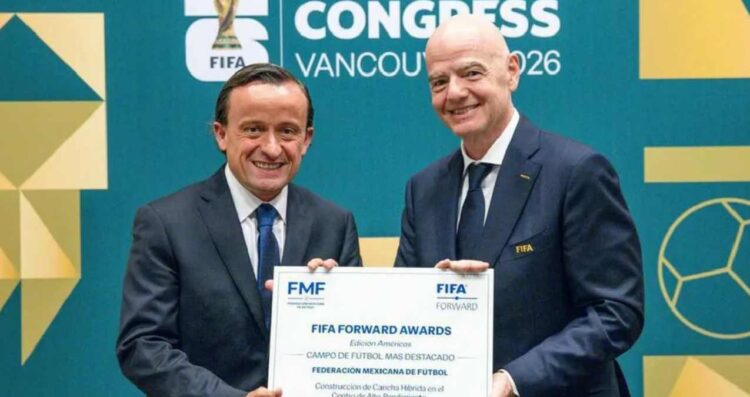 FMF recibe premio de FIFA por la nueva cancha híbrida del CAR