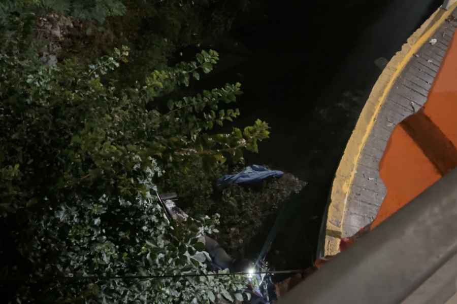 Fallece motociclista tras perder el control y caer a un río en Santiago, NL
