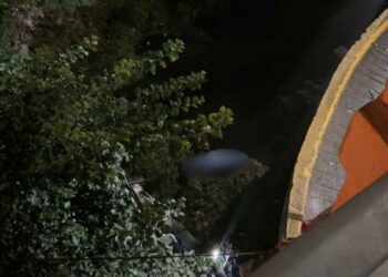 Fallece motociclista tras perder el control y caer a un río en Santiago, NL