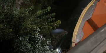 Fallece motociclista tras perder el control y caer a un río en Santiago, NL