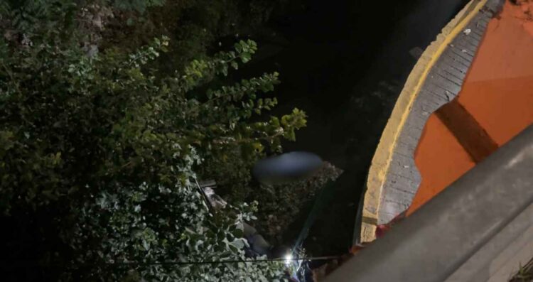 Fallece motociclista tras perder el control y caer a un río en Santiago, NL