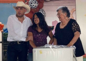 Familias celebran el Día del Niño y de la Madre en El Barretal, Tamaulipas