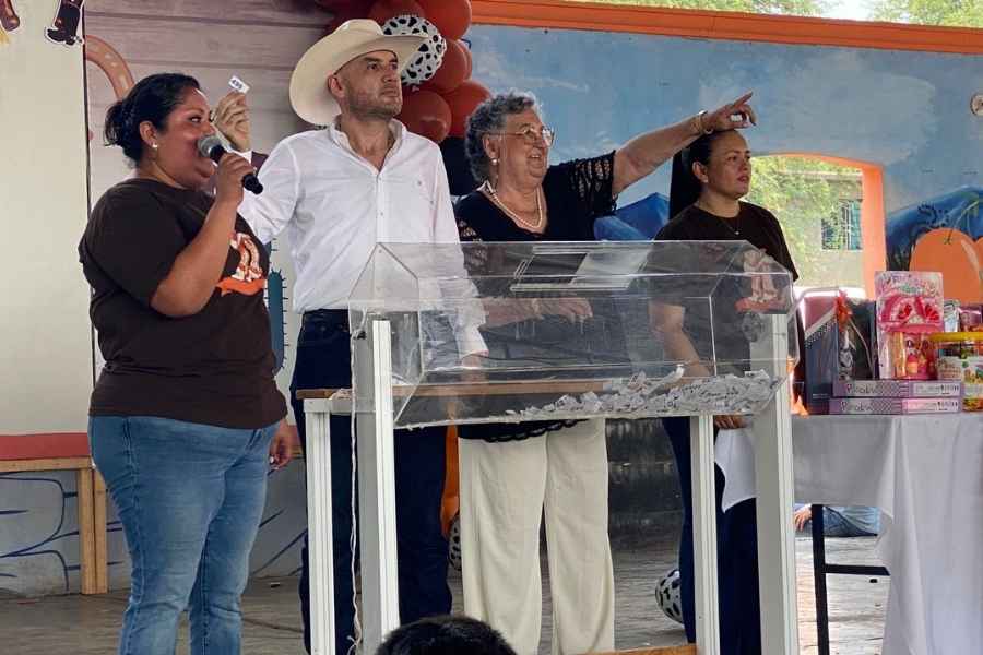 Familias celebran el Día del Niño y de la Madre en El Barretal, Tamaulipas 