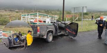 Fuerte accidente en Santa Catarina, Nuevo León, deja dos personas prensadas