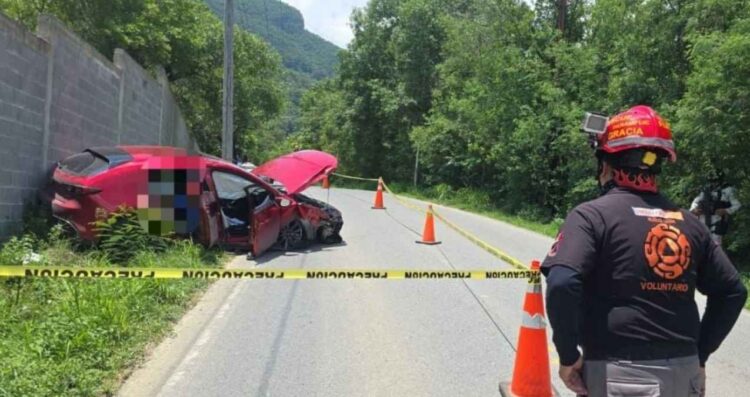 Fuerte choque deja un muerto y tres heridos en carretera a Cola de Caballo en Nuevo León
