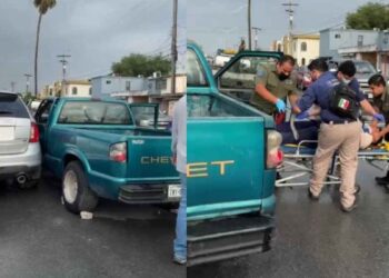 Fuerte choque en la calle Agapito González deja un conductor herido en Matamoros, Tamaulipas
