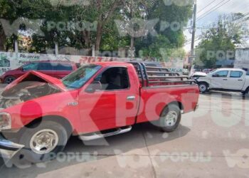 Fuerte choque manda camioneta contra poste de madera en Ciudad Madero, Tamaulipas