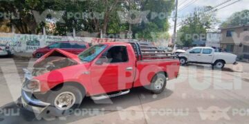 Fuerte choque manda camioneta contra poste de madera en Ciudad Madero, Tamaulipas