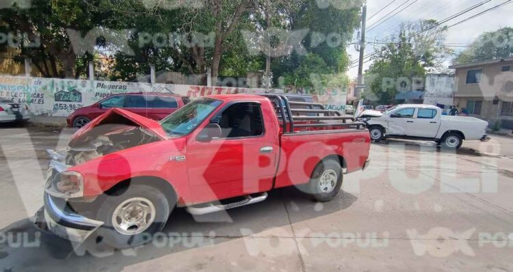 Fuerte choque manda camioneta contra poste de madera en Ciudad Madero, Tamaulipas