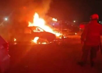 Fuerte incendio consume cuatro camionetas en un yonke de Escobedo, NL