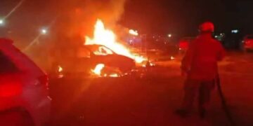 Fuerte incendio consume cuatro camionetas en un yonke de Escobedo, NL