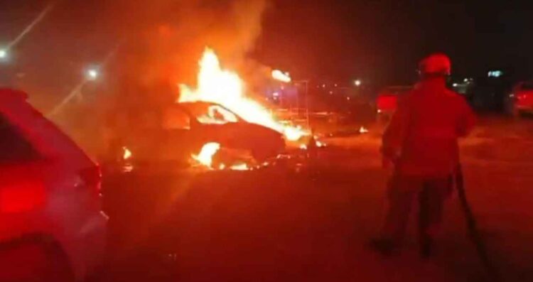 Fuerte incendio consume cuatro camionetas en un yonke de Escobedo, NL
