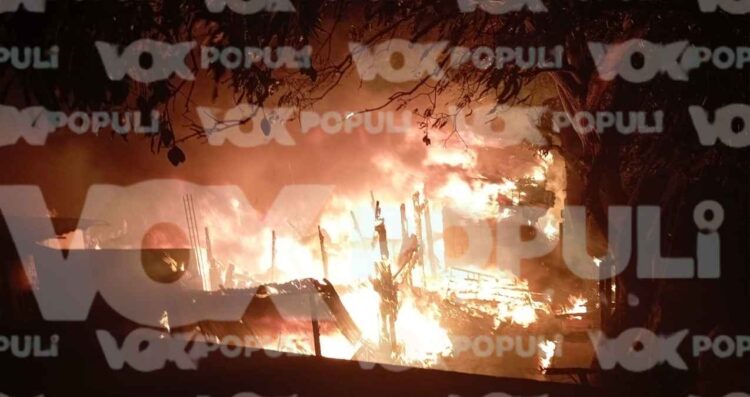 Fuerte incendio consume vivienda de madera en Tampico, Tamaulipas