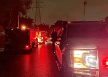 Fuerte incendio en taller mecánico consume 6 vehículos en Apodaca, Nuevo León