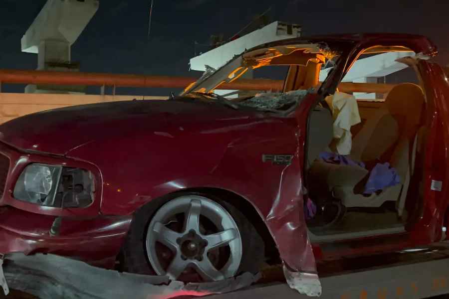 Fuerte volcadura en la avenida Miguel Alemán en Apodaca, Nuevo León, deja dos personas heridas