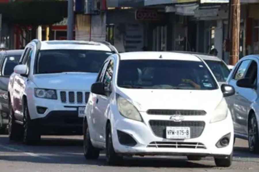 Inicia operativo para retirar polarizado de vehículos en Nuevo Laredo, Tamaulipas