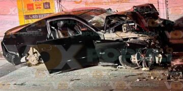 Joven queda herido tras chocar su Mustang contra un poste en Tampico, Tamaulipas
