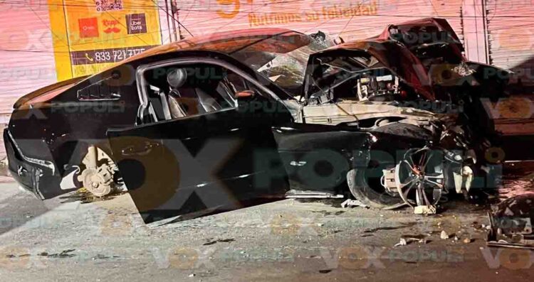 Joven queda herido tras chocar su Mustang contra un poste en Tampico, Tamaulipas