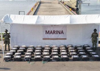 Marina asegura 50 bultos con cocaína y detiene a 5 personas en costas de Chiapas