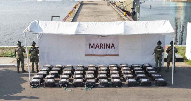 Marina asegura 50 bultos con cocaína y detiene a 5 personas en costas de Chiapas