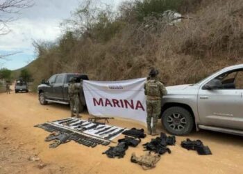 Marina asegura armas y explosivos tras persecución en Sinaloa