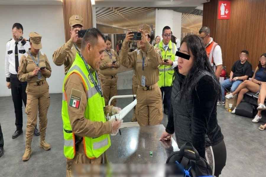 Marina detiene a mujer con arma oculta en maleta en el AICM en Ciudad de México