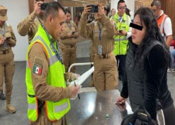Marina detiene a mujer con arma oculta en maleta en el AICM en Ciudad de México