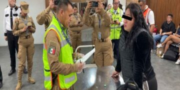 Marina detiene a mujer con arma oculta en maleta en el AICM en Ciudad de México