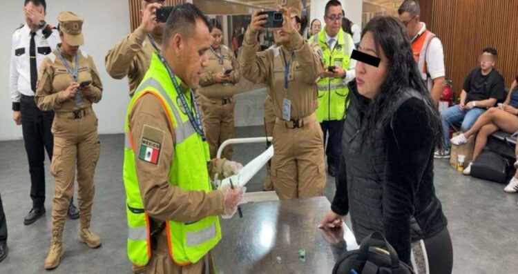 Marina detiene a mujer con arma oculta en maleta en el AICM en Ciudad de México