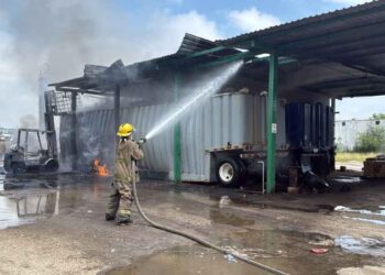 Masculino pierde la vida tras incendio de contenedores de diésel en Cadereyta, NL