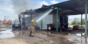 Masculino pierde la vida tras incendio de contenedores de diésel en Cadereyta, NL