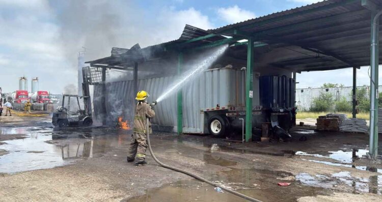 Masculino pierde la vida tras incendio de contenedores de diésel en Cadereyta, NL