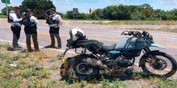 Motociclista derribado por tráiler en Victoria
