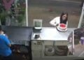 Mujer es captada robando un pastel en Acapulco, Guerrero, y se vuelve viral