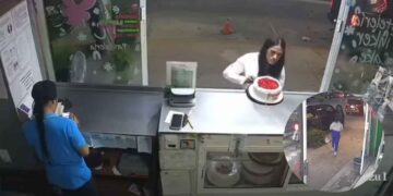 Mujer es captada robando un pastel en Acapulco, Guerrero, y se vuelve viral