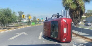 Mujer lesionada volcadura en Guadalupe